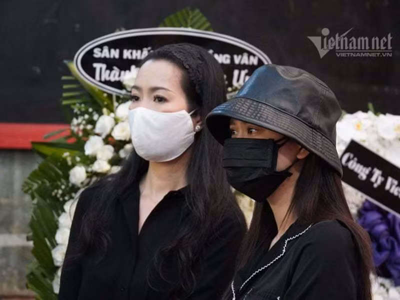 Trương Quỳnh Anh và Trịnh Kim Chi đến tiễn đưa Mai Phương ngày cuối. Ảnh: Vietnamnet