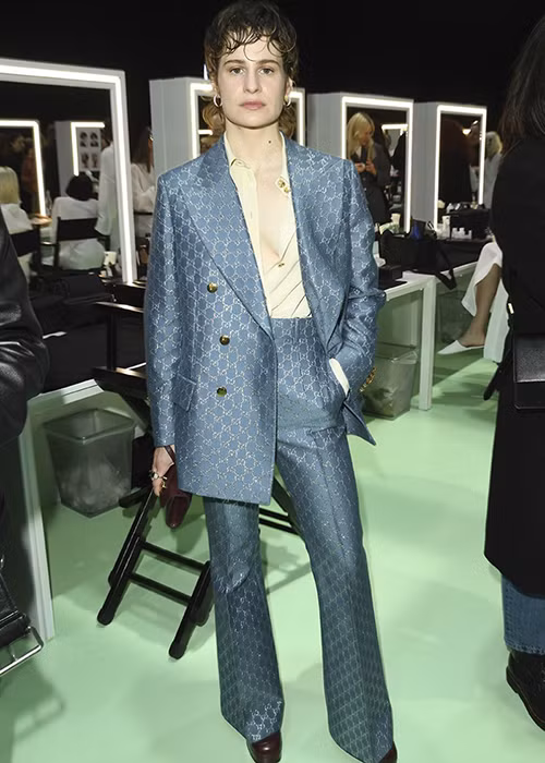 Nữ ca sĩ nổi tiếng người Pháp, Christine and the Queens diện suit theo phong cách menswear tại sự kiện của Gucci.