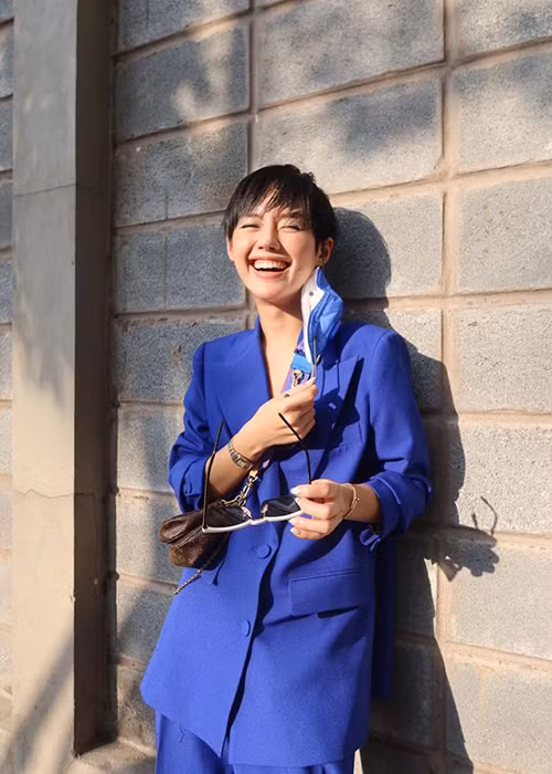 Khánh Linh cũng có nhiều ngày ở Pháp để tham dự Paris Fashion Week 2020. Sau khi về nước, cô chủ động khai báo y tế online và thông báo cho UBND phường về lịch trình di chuyển.