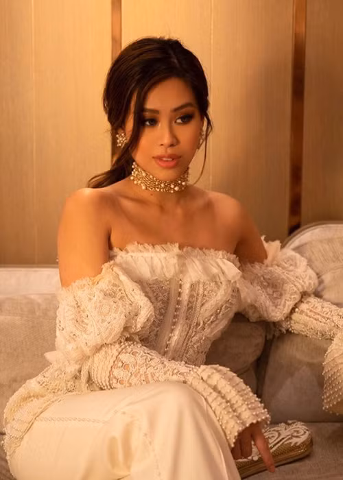 Tiên Nguyễn cho biết, vì sự an toàn của bản thân, gia đình và cộng đồng, cô được bố thu xếp máy bay riêng đưa về Việt Nam và đã tuân thủ quy định cách ly.