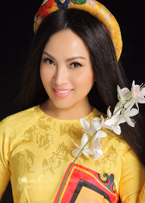 Hà Phương kết hôn với tỷ phú Chính Chu vào năm 2002. Sau đó, cô bận rộn với việc điều hành quỹ từ thiện mang tên mình và chăm sóc gia đình.