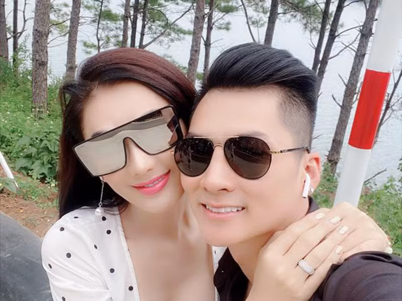 Sau 1 năm hẹn hò, Lâm Khánh Chi và Phi Hùng quyết định làm đám cưới.