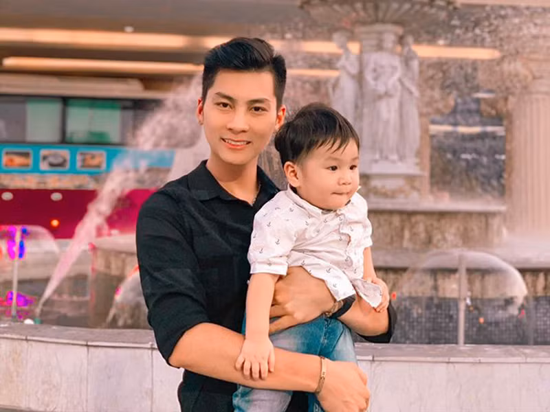 "Anh ấy là siêu nhân đấy tất cả việc lớn nhỏ trong gia đình anh ấy làm hết. Tìm ở đâu ra người như thế này, tôi cảm thấy rất may mắn và hạnh phúc. Đây là tài sản lớn nhất của tôi không có gì sánh bằng", cô nói về ông xã.