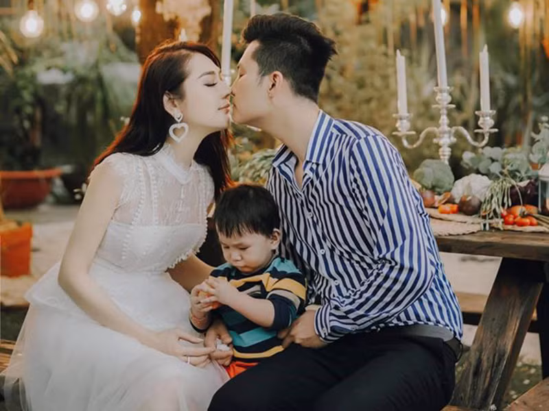 Sau khi cưới, Lâm Khánh Chi nhờ người mang thai hộ.