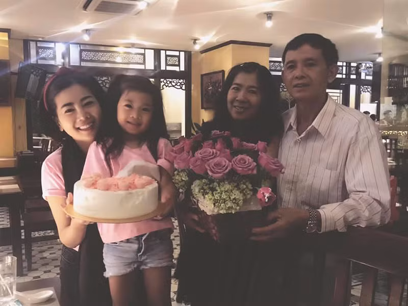 Moi quan he giua Mai Phuong va bo me ruot ra sao?