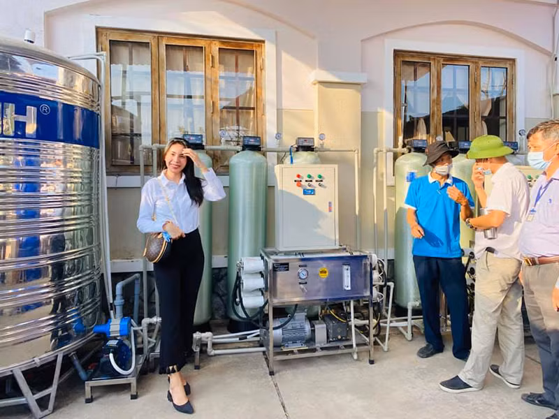 Ngoài ra, mới đây, trạm cấp nước ngọt miễn phí đầu tiên cho 4.000 dân tại Cồn Tàu, Bến Tre trong dự án của Thủy Tiên đã bắt đầu đi vào hoạt động