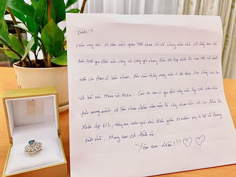 Lưu Hương Giang vừa khoe được ông xã Hồ Hoài Anh tặng nhẫn kim cương trị giá khoảng 500 triệu cùng lá thư tay nhân dịp 8/3 và đánh dấu 15 năm bên nhau.