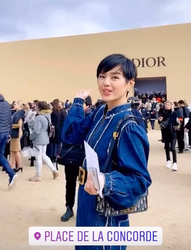 Giữa tiết trời 11 độ C và có mưa, Châu Bùi và Khánh Linh vẫn lên đồ thật thời thượng, cá tính để tham gia show thời trang. Khánh Linh mặc bộ jumpsuit chất liệu denim cá tính. Người đẹp tự tin thả dáng tại địa điểm diễn ra sự kiện, nhận được nhiều lời khen ngợi từ các tín đồ thời trang Việt Nam.