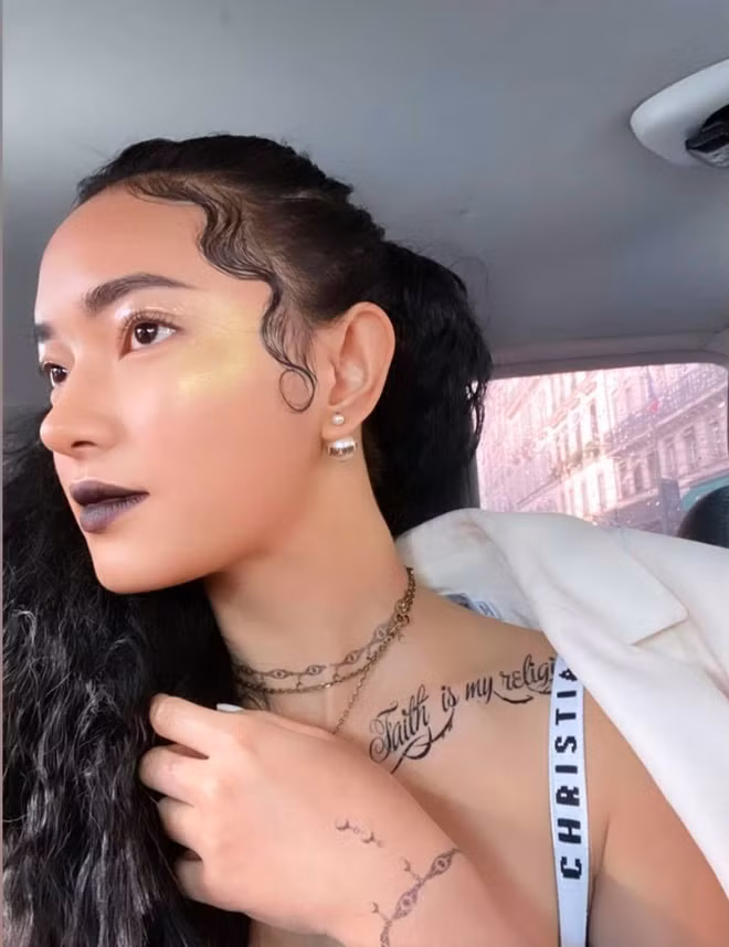 Phong cách khác lạ của Châu Bùi tại Paris Fashion Week nhận về nhiều ý kiến trái chiều: “Châu Bùi trông chất chơi quá!”, “Chất hơn nước cất chị Châu ơi”, “Quả tóc mỳ tôm kìa các bạn”, “Châu Bùi rất biết cách biến hóa hình ảnh của bản thân nhé”, “Độc đáo, cá tính nhưng thời trang phang thời tiết Châu ạ!”, “Thời tiết 11 độ và chị ta vẫn tự tin chỉ mặc áo bra-top và áo khoác trắng hững hờ, lạy!”…