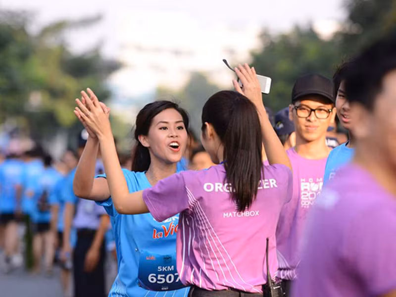 Năm 2013, tham gia giải chạy do vợ chồng Hà Tăng tổ chức, Tiên Nguyễn chạy về phía chị dâu khi về đích. Ảnh: Zing