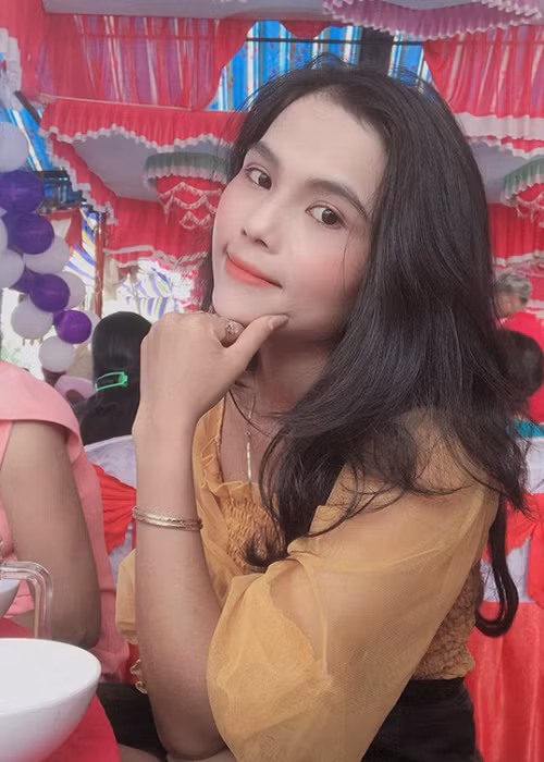 Em gái của H"hen Niê ăn mặc điệu đà, biết cách trang điểm.