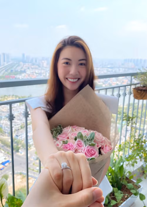 Ngày 8/3, Á hậu Thúy Vân khiến khán giả bất ngờ vì chia sẻ khoảnh khắc được bạn trai tặng nhẫn và hoa. Mới đây, người đẹp sinh năm 1993 cho biết, cô và bạn trai dự định tổ chức đám cưới trong năm nay.