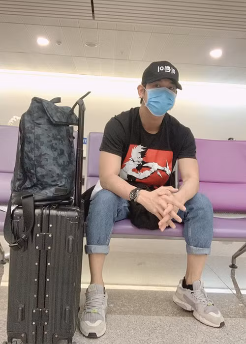  Song Luân cho biết, tối ngày 15/3, anh đáp chuyến bay từ Mỹ về Việt Nam. Nam diễn viên đã khai báo y tế đầy đủ, được kiểm tra sức khỏe và về trung tâm cách ly. Song Luân khẳng định sẵn sàng cách ly vì sức khỏe bản thân lẫn cộng đồng giữa đại dịch Covid-19.