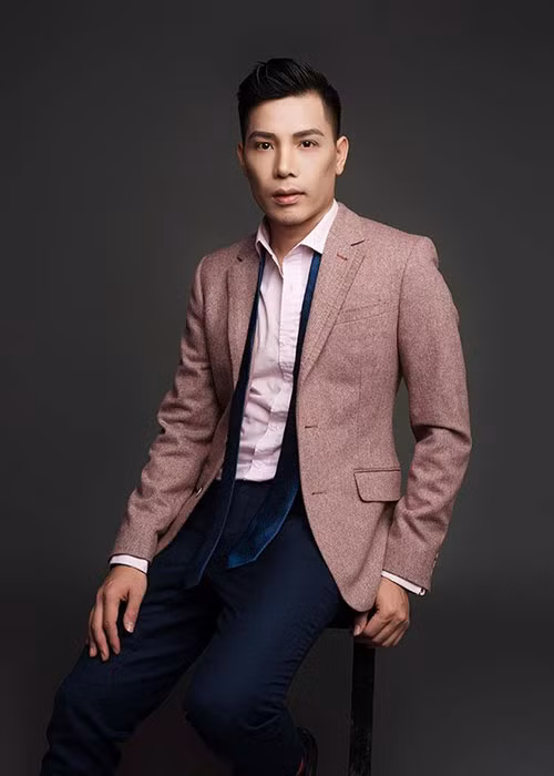 Minh Beta nhạy bén trong kinh doanh. Theo Tiền Phong, sau khi nhận tấm bằng thạc sĩ từ ĐH Harvard trở về nước, anh dùng số tiền nhờ bán chuỗi cafe bánh ngọt Doco Donuts, một ít tiền để dành khi còn làm việc ở Singapore và vay mượn người thân, bạn bè để tất tay mở cụm rạp chiếu phim Beta Cineplex.