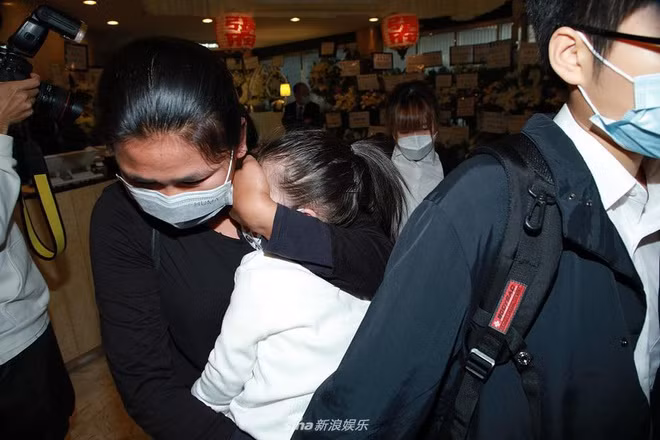 Hai con gái của thiên vương Hong Kong cũng đến nhà tang lễ, các bé được bảo mẫu che kín mặt. Quách Phú Thành và Phương Viện luôn yêu cầu báo chí không để lộ mặt con. Lễ tang diễn ra đơn giản, vắng vẻ, chỉ có người thân gia đình.