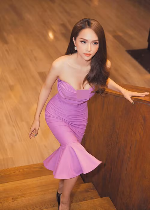 Tuy nhiên đó chỉ là trò đùa của Hương Giang và những người bạn. Người đàn ông giấu mặt trong tấm hình hoá ra chính là ca sĩ Đức Phúc.
