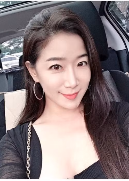 Kim Ha Young bày tỏ cô thực sự nổi da gà sau khi biết bị theo dõi. Nữ diễn viên mong rằng thủ phạm sẽ bị trừng phạt thật nặng.