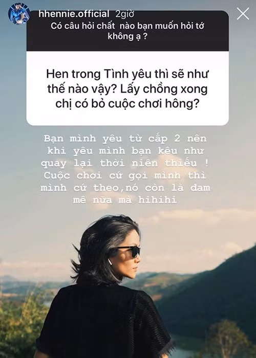 Qua cuộc trò chuyện với fan, H’hen Niê tiết lộ, bạn trai yêu từ năm cấp 2. “Khi yêu mình, bạn kêu như quay lại thời niên thiếu”, nàng hoa hậu bật mí tâm sự của người yêu về mối quan hệ của cả hai.