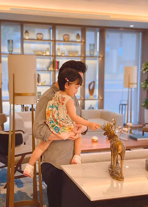 Dù còn nhỏ nhưng con gái của Thu Thảo đã biết đủ trò, bố mẹ chạy theo không kịp.
