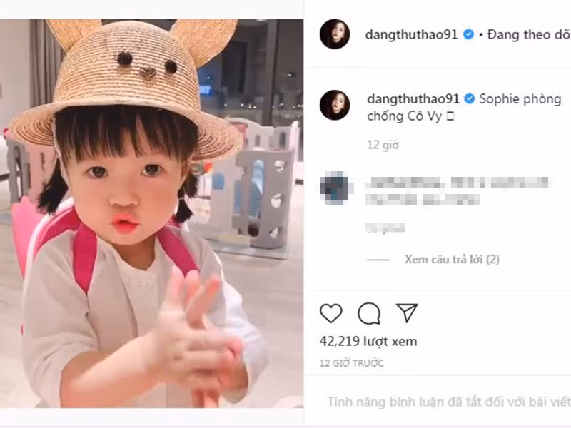 Thu Thảo xịt gel diệt khuẩn cho con gái rồi hướng dẫn bé từng bước rửa tay thật sạch.