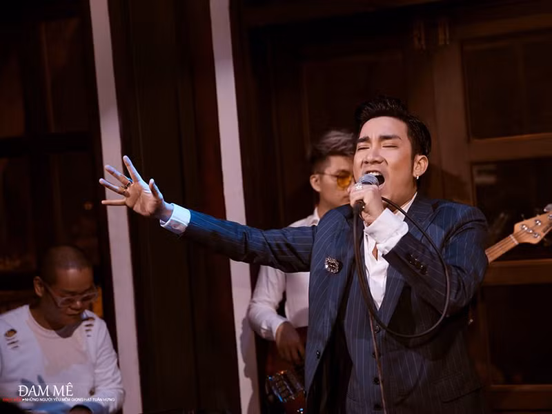 Cách đây ít ngày, Tuấn Hưng kết hợp với Quang Hà thực hiện liveshow không có khán giả.
