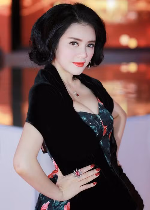 "Khi mặc đồ đi ra ngoài mình luôn loay hoay tập trung kéo cổ áo lên", Lý Nhã Kỳ cho hay.