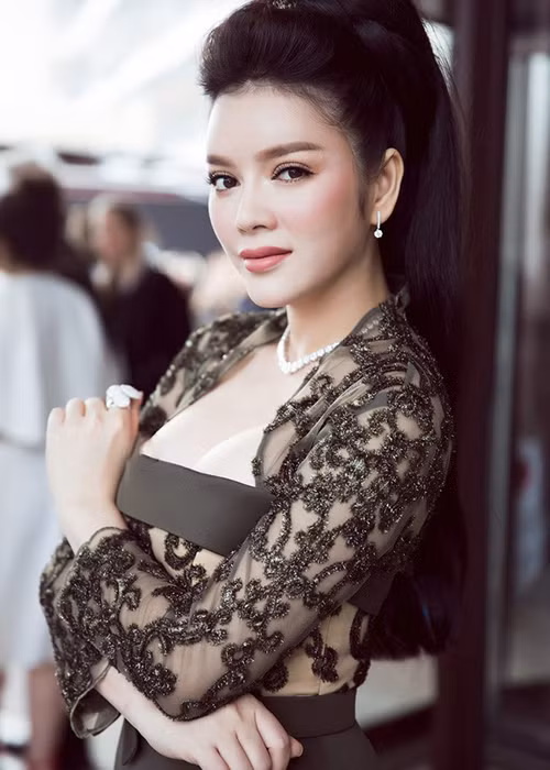 Hình ảnh đài các của Lý Nhã Kỳ khi dự sự kiện quốc tế. Cựu đại sứ Du lịch Việt Nam thường xuyên khoác lên mình những bộ cánh sang trọng, trang sức đắt tiền.