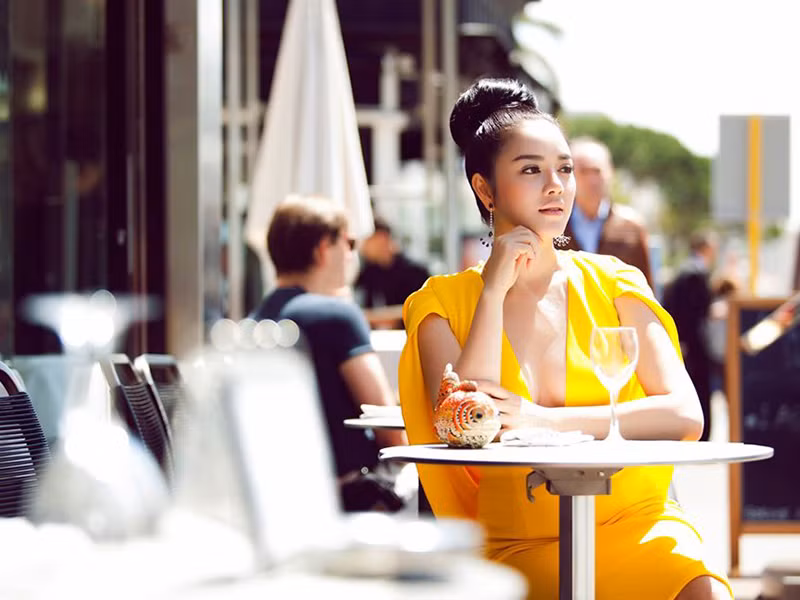 Tuy nhiên, mới đây khi được khen sở hữu vòng một gợi cảm, nữ diễn viên tự hỏi có nên thay đổi suy nghĩ về việc vòng một lớn là một khuyết điểm.