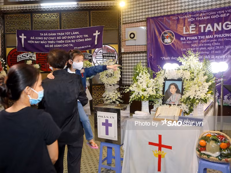 Con gái Mai Phương đã được người thân đưa về nhà chứ không ở lại lâu, lúc về bé có quay lại đòi mẹ. Ảnh: Saostar