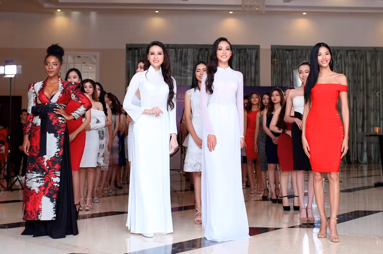 Các thí sinh Hoa hậu Hoàn vũ Việt Nam 2017 khoe sắc trong buổi sơ tuyển khu vực phía Nam.