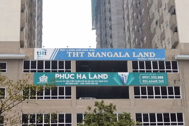 Đáng chú ý, cuối năm 2018, hàng trăm khách hàng mua nhà đã kéo tới Sở Xây dựng Hà Nội căng băng rôn với nhiều câu hỏi về trách nhiệm của cơ quan này khi dự án chậm tiến độ và về thông tin dự án không có bảo lãnh ngân hàng. Ảnh: VietnamFinance.