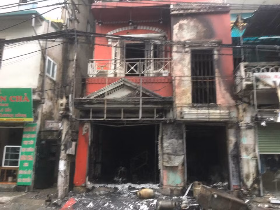 Sau tieng no lon, ngoi nha chay ngun ngut, 2 nguoi bi thuong