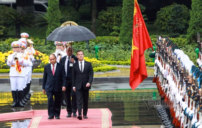 Hinh anh le don chinh thuc Thu tuong Medvedev tham Viet Nam-Hinh-6