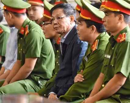 Ông Phan Văn Vĩnh được ngồi ghế dành cho bị cáo có sức khỏe không tốt. Ngoài ông Vĩnh thì ông Nguyễn Thanh Hóa, Nguyễn Văn Dương, Phan Sào Nam đều được ngồi.