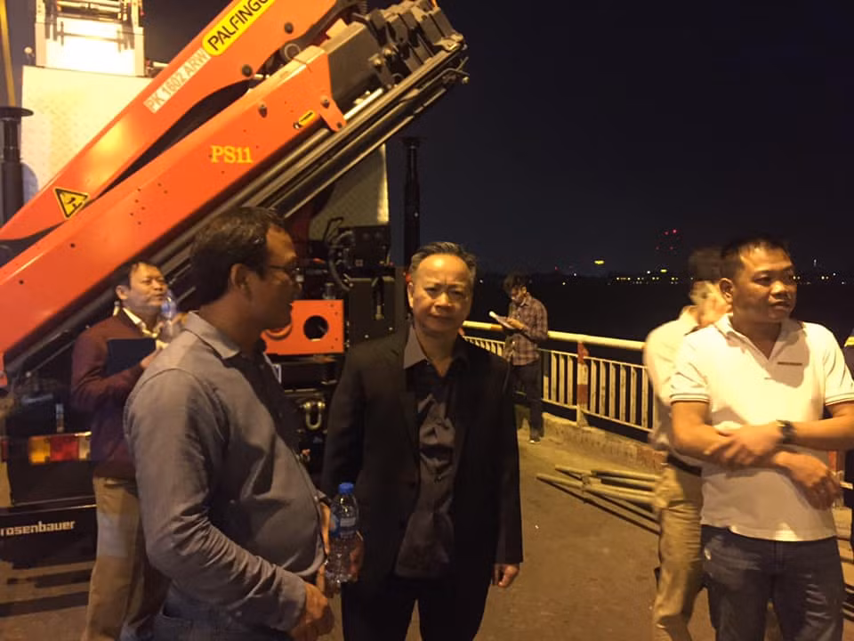 Khan truong cuu ho o to lao tu cau Chuong Duong xuong song Hong