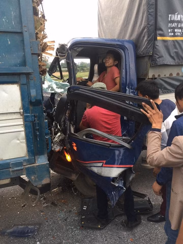 Bi tai nan tren cao toc, duoc dua di cap cuu lai bi xe khac dam