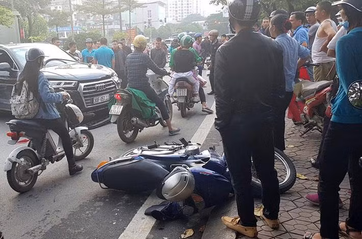 Audi Q5 gay tai nan kinh hoang tren duong Ha Noi-Hinh-4