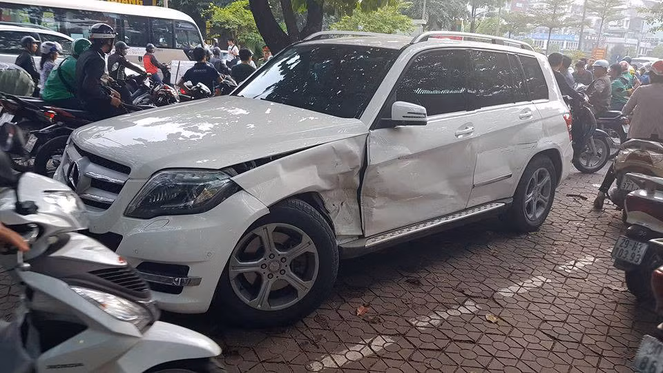 Audi Q5 gay tai nan kinh hoang tren duong Ha Noi-Hinh-3