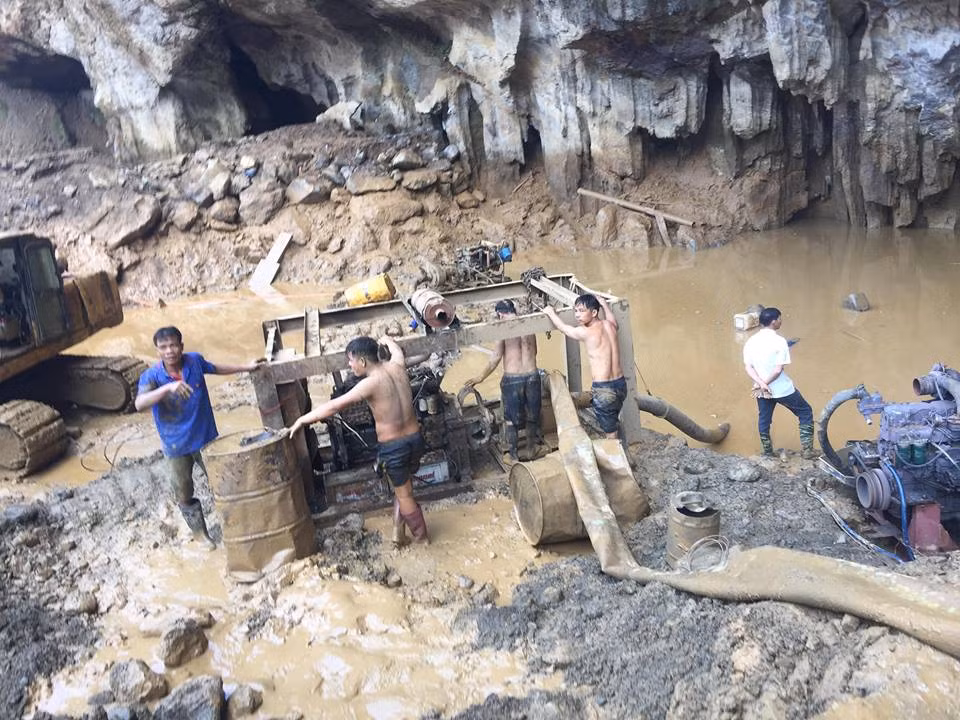 Ngoài công nhân khai thác vàng, có hơn 100 người thuộc cán bộ Công an, quân đội của tỉnh Hòa Bình, huyện Lạc Thủy cứu hộ, tìm kiếm hai nạn nhân.