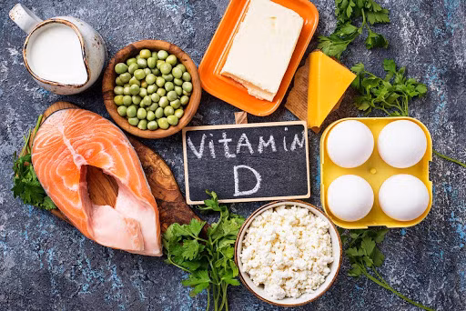  Vitamin D được bổ sung trong sữa ít béo hoặc nước cam Vitamin D giúp giảm nguy cơ mắc bệnh loãng xương và rất quan trọng trong việc giảm nguy cơ mắc bệnh tiểu đường, đa xơ cứng và khối u vú, đại tràng và buồng trứng. Các nghiên cứu gần đây của Đại học California San Diego cho thấy vitamin D có khả năng ngăn giảm tới một nửa nguy cơ ung thư vú, ruột kết và ung thư buồng trứng.