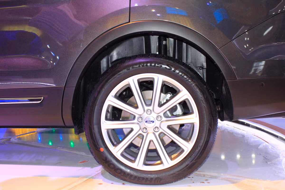 Bánh xe có kích thước 255/50R20, bộ la-zăng đa chấu làm bằng hợp kim sở hữu kích thước lên đến 20 inch.