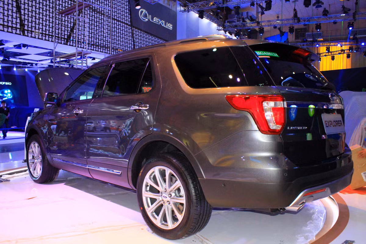 Thiết kế của Explorer Limited 2016 có cấu trúc khung thân của một chiếc SUV truyền thống, kiểu body-on-frame. Thay đổi dễ dàng nhận thấy trên Explorer 2016 chính là phần đầu xe tái thiết kế ở các chi tiết như cụm đèn pha, lưới tản nhiệt, đèn sương mù.