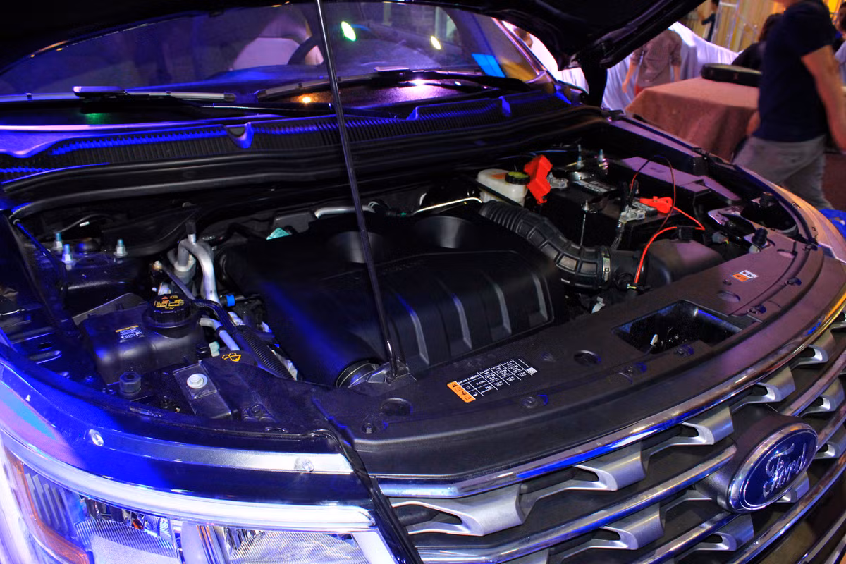 Phiên bản Explorer Limited EcoBoost của Ford Việt Nam này được trang bị động cơ EcoBoost 4 xi-lanh thẳng hàng tăng áp 2.3 lít tương tự như Mustang EcoBoost, đạt công suất tối đa 280 mã lực, kết hợp với hệ dẫn động cầu trước và hộp số tự động 6 cấp Select Shift.