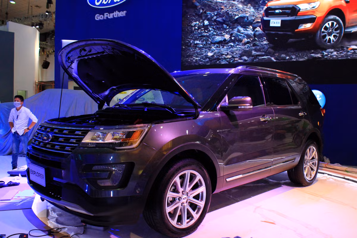 Gian hàng của Ford tại triển lãm ôtô Việt Nam (VMS 2016) nổi bật với "át chủ bài" Ford Explorer Limited 2016 chính hãng đầu tiên tại thị trường Việt Nam. Tại dải đất hình chữ S, Ford Explorer Limited 2016 sẽ là đối thủ cạnh tranh trực tiếp với Toyota Land Cruiser Prado.