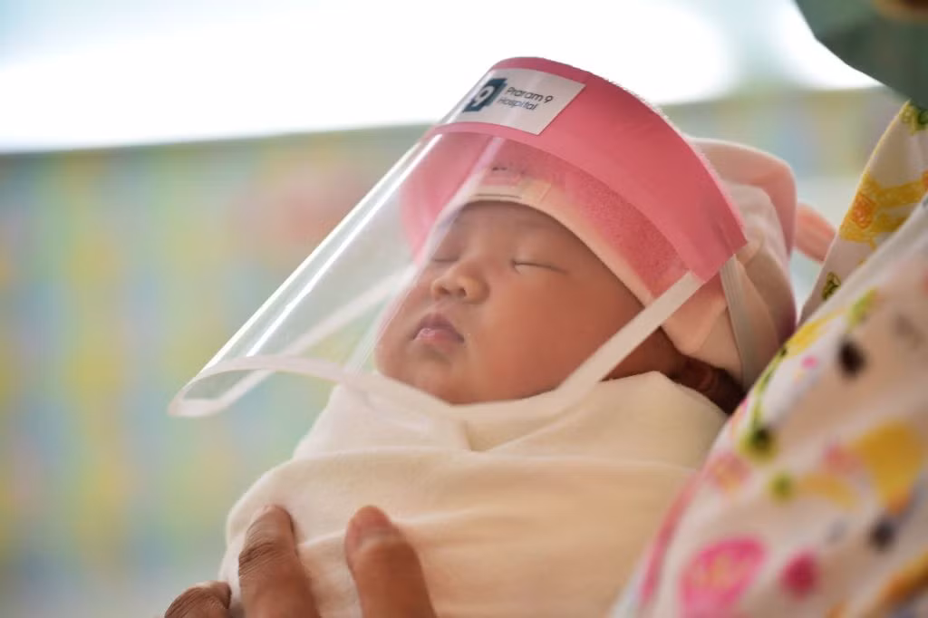 Theo Bộ Y tế, qua thông số dữ liệu thu thập được, phụ nữ mang thai nhiễm COVID-19 có nguy cơ mắc bệnh thể nặng cao hơn so với nhóm phụ nữ không mang thai. Thêm vào đó, các nghiên cứu gần đây về COVID-19 cũng như những nghiên cứu trước đây về bệnh SARS-CoV-2 và MERS-CoV cũng cho thấy, về phía thai nhi, không có mối liên quan giữa COVID-19 và các dị tật bẩm sinh.