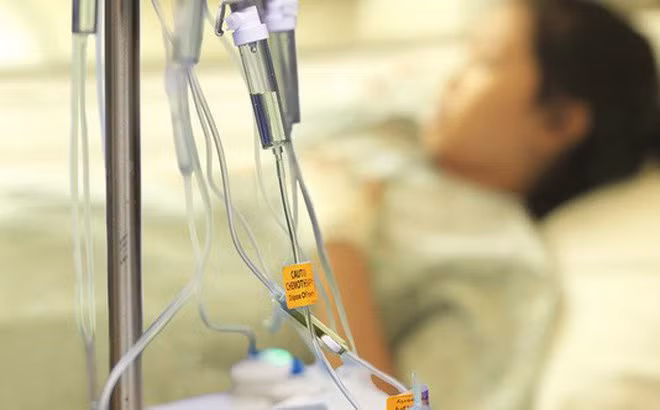 Ví dụ, di căn vào xương đùi gây đau, di căn lên não gây đau đầu, buồn nôn, thậm chí có triệu chứng hôn mê ý thức, di căn lên phổi gây ho, ho ra máu, v.v. Hầu hết các di căn này xảy ra trong ung thư gan giai đoạn cuối.