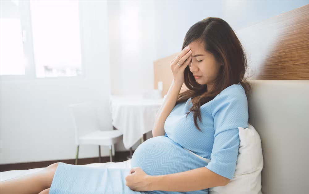 Theo các bác sĩ, độ đục của nước ối bị ảnh hưởng bởi ba nguyên nhân. Thứ nhất, nước ối bị nhiễm mỡ bào thai. Khi thai nhi phát triển trong cơ thể mẹ, trên bề mặt da sẽ xuất hiện một chất giống như mỡ nhờn màu trắng, đó chính là mỡ bào thai có tác dụng bảo vệ da trẻ. Chất béo dư thừa của thai nhi sẽ xâm nhập vào làm nước ối bị đục, nhưng nhìn chung sẽ không gây hại cho thai nhi.