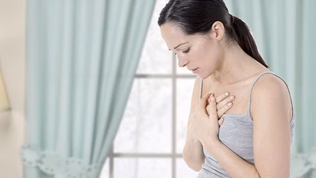 4. Buồn nôn và nôn mửa, cảm thấy đặc biệt mệt mỏi: Một số bệnh nhân nhồi máu cơ tim có các triệu chứng nhẹ trong giai đoạn đầu, có thể chỉ cảm thấy yếu ớt, hồi hộp, tức ngực hoặc lo lắng... nhưng các triệu chứng này không thể thuyên giảm khi đã nghỉ ngơi.