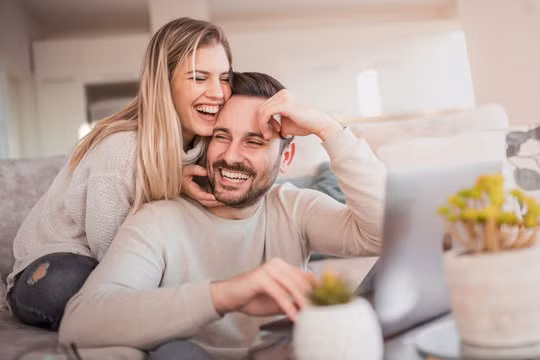 3. Khi vừa thức dậy vào buổi sáng. Khi cơ thể chúng ta đã trải qua một đêm nghỉ ngơi, thư giãn thì sau khi thức dậy vào buổi sáng, ham muốn tình dục của nam giới tương đối cao, tinh thần tương đối sung mãn, hưng phấn. Thế nhưng ngược lại, sau một giấc ngủ, phụ nữ không mấy ham muốn. Điều này tạo ra sự chênh lệch cảm xúc.