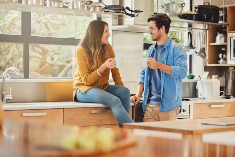 Thêm vào đó, thời gian buổi sáng quá gấp gáp, dễ ảnh hưởng đến cảm nhận và sự thoải mãn của cả hai vợ chồng. Đó là chưa kể vào buổi sáng, tuần hoàn máu toàn thân chưa kịp phục hồi ổn định, phải dậy sớm đi làm dễ dẫn đến cơ thể uể oải, mệt mỏi, thiếu sức sống, thậm chí ảnh hưởng đến công việc trong ngày.